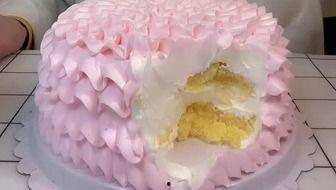 娱乐吃瓜酱哥哥切蛋糕,甜蜜瞬间引网友热议